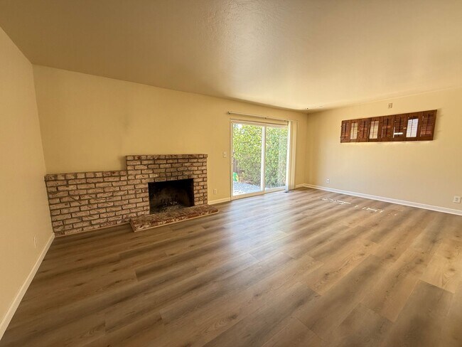 Building Photo - 1420 Primrose Way