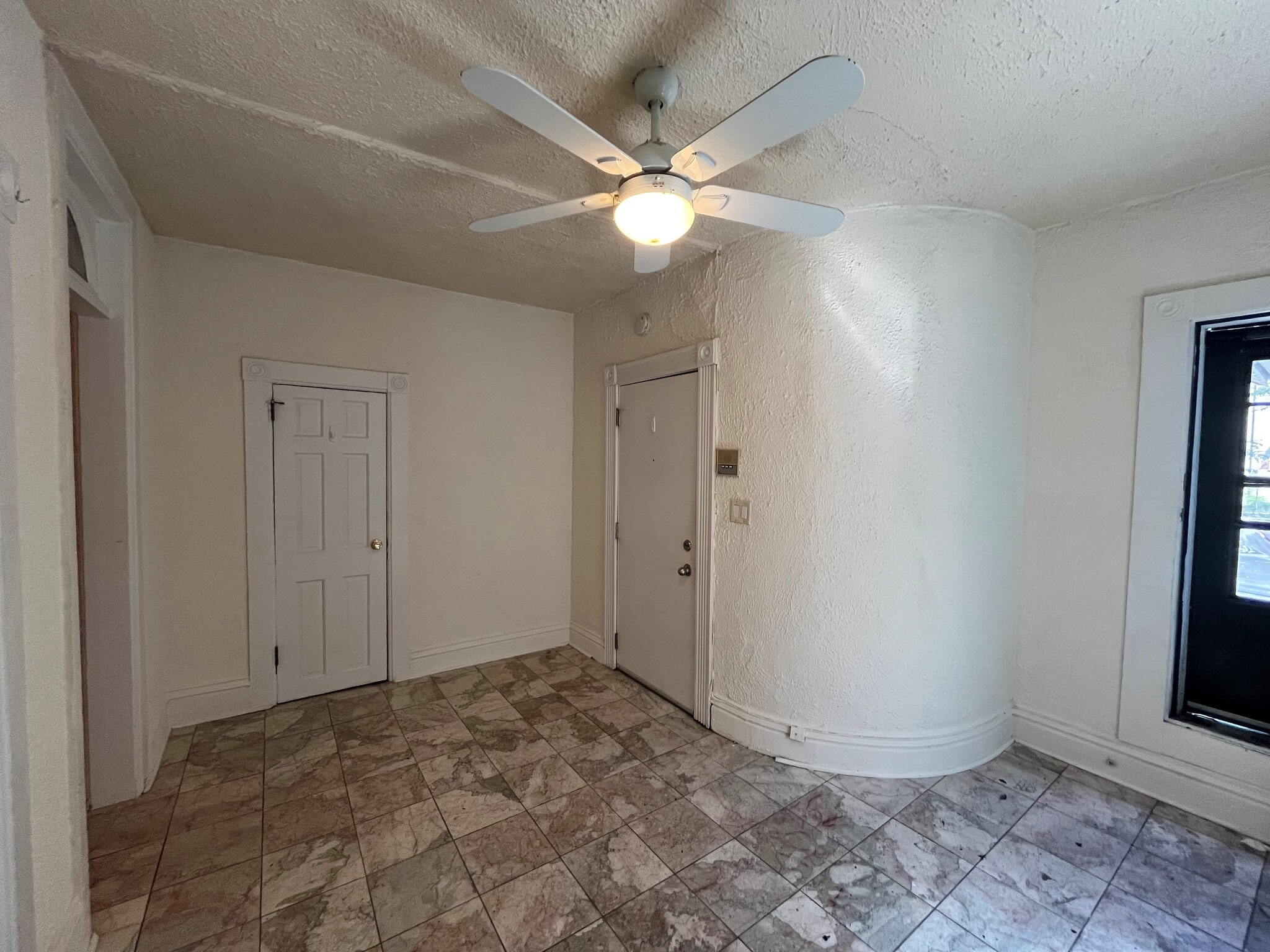 Building Photo - 613 State St