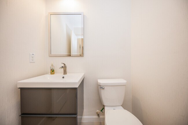 Building Photo - 3019 Lake Dr