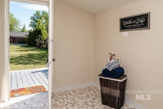 Building Photo - Charming 2 Bed, 1 Bath Single-Family Home with Large Backyard & RV Hookups!