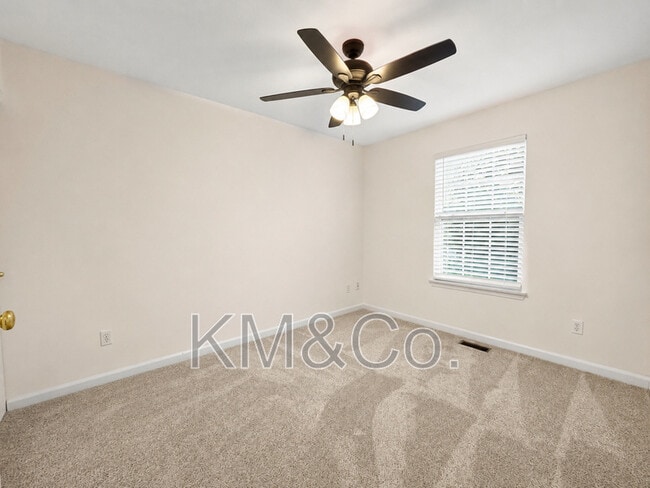 Building Photo - 213 Countryshire Dr