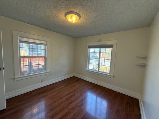 Building Photo - 3 bedroom 2 bath house in Long Beach