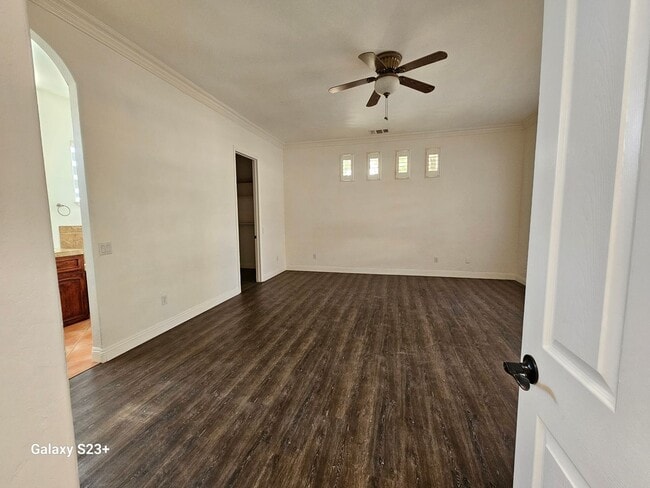 Building Photo - LARGE 3BED/2 BATH IN A COUNTRY CLUB SETTTING