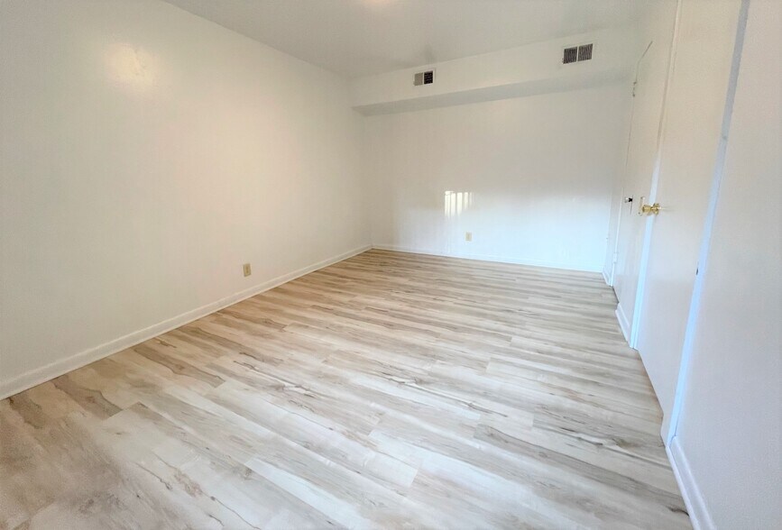 Building Photo - 5712 Phillips Ave