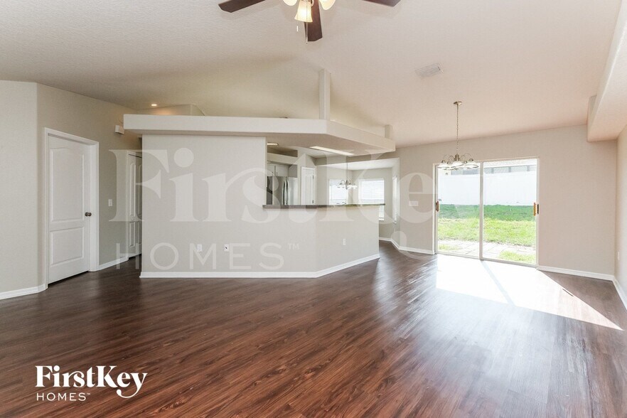 Building Photo - 10121 Briar Cir