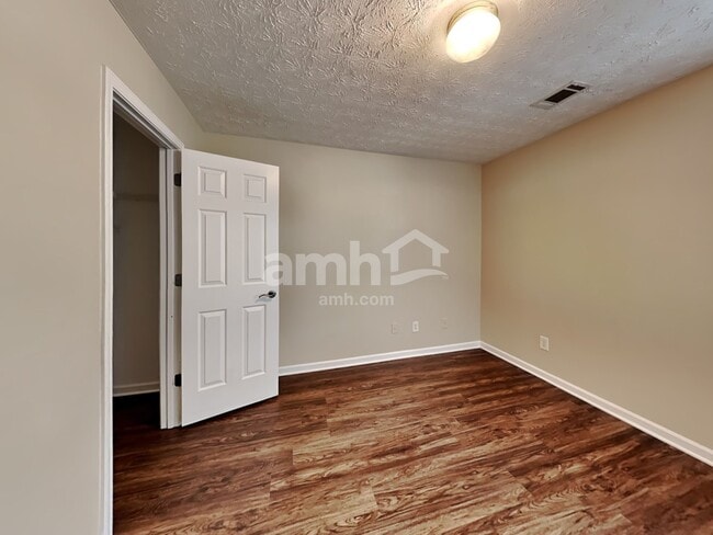 Building Photo - 1905 Barnett W Ct NE