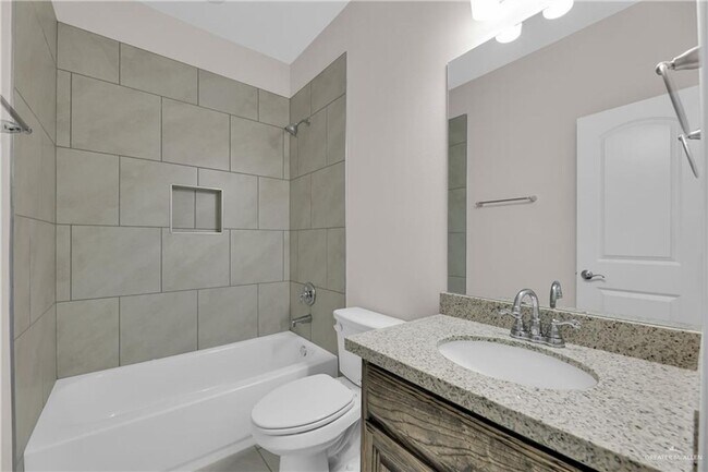 Building Photo - LARGE HOME! 3 BEDROOM!