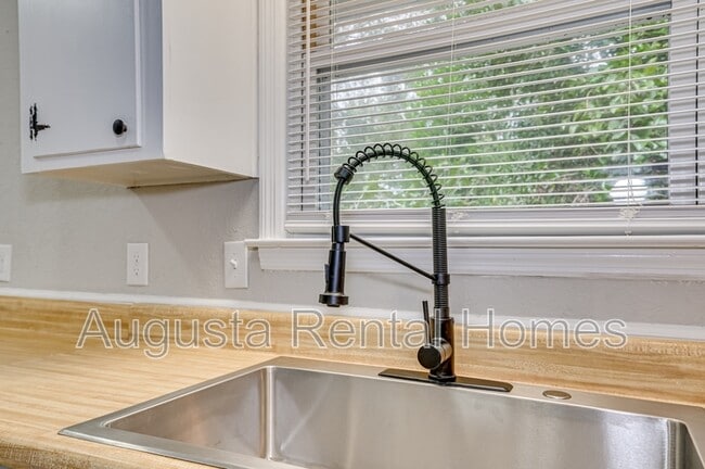 Building Photo - 323 Pineview Dr