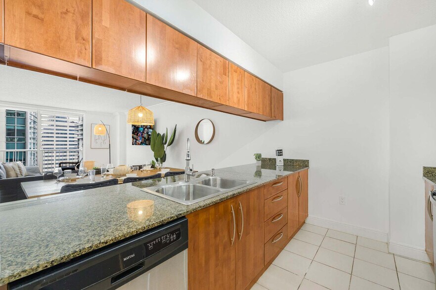 Building Photo - 1 SE 12th St