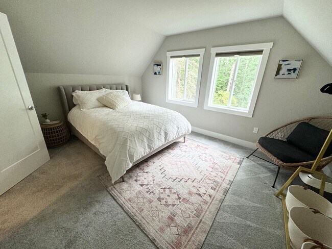 Building Photo - Fully furnished guest house 2 bedroom spaces DADU unit