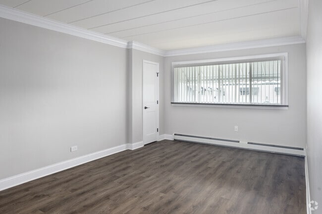 1BR, 1BA - 750SF - Living Room - 4925 Fairview Ave