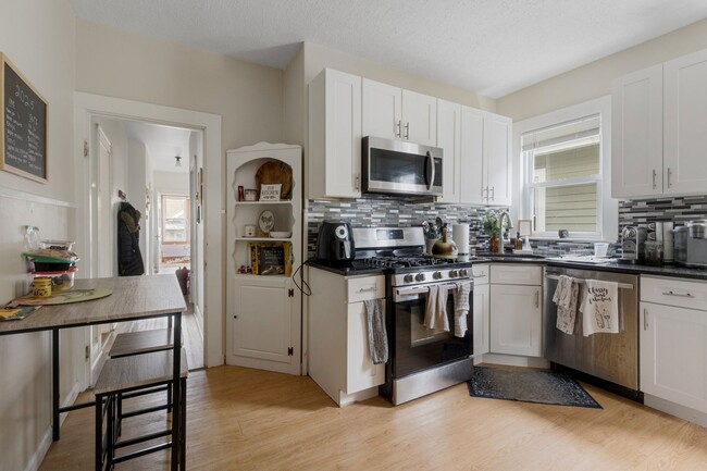 Building Photo - HUGE THREE BED IN SOMERVILLE!!!!!!!!
