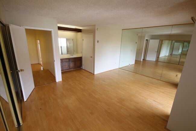 Building Photo - Super Spacious 2-Bedroom + Office 2.5-Bathroom La Jolla UTC Townhome with 2-car garage