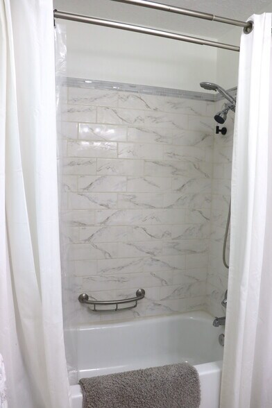 Shower/ tub - 390 Dr Martin Luther King Pky