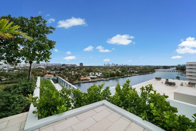 Building Photo - 9221 E Bay Harbor Dr