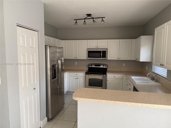 Building Photo - 2402 NE 41st Pl