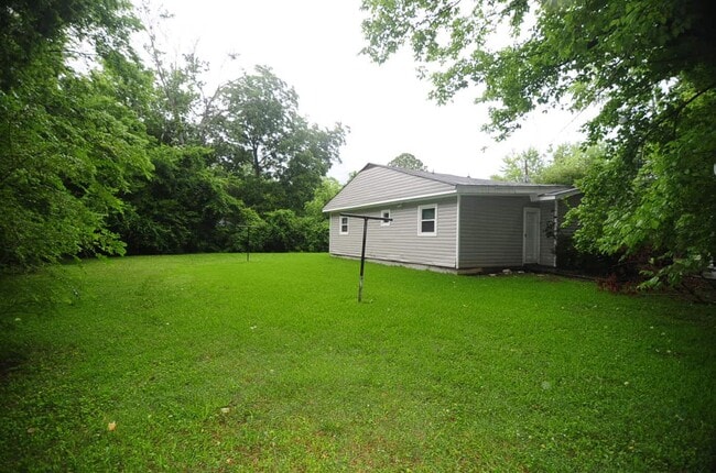 Building Photo - 2425 Tuxedo Dr NW