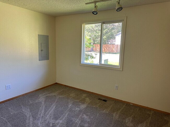 Building Photo - Welcome to this charming 3 bedroom, 2 bathroom home + Office + Large Shed + Mt Si View!