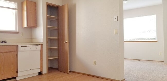 Building Photo - MOVE IN READY NOW! Desirable down town location. 2 bed, 1 bath. Includes water, sewer and garbage.