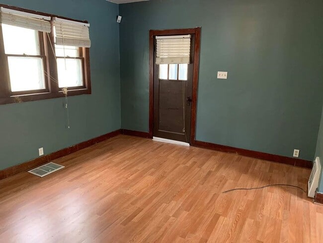 Building Photo - 3 bedroom home