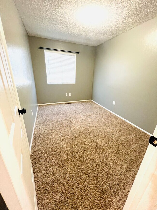 Building Photo - Beautiful 4 Bedroom 3-Bathroom Home