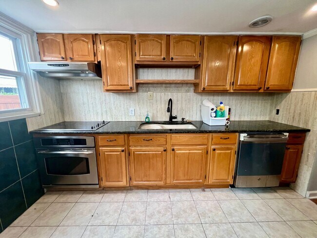 Building Photo - Stunning 4-Bedroom Townhome in the Heart o...