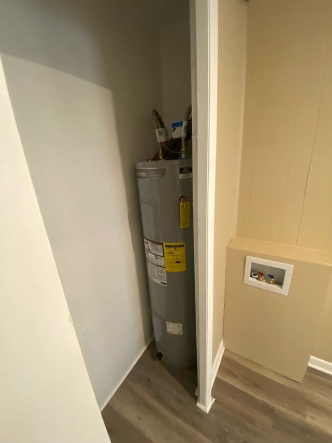 Building Photo - 4 Bed 1 Bath House