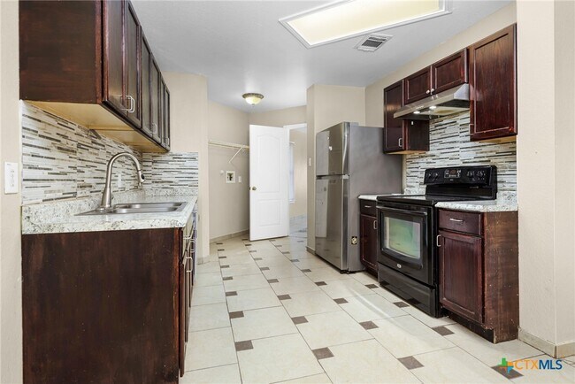 Building Photo - 3422 Old Spanish Trail