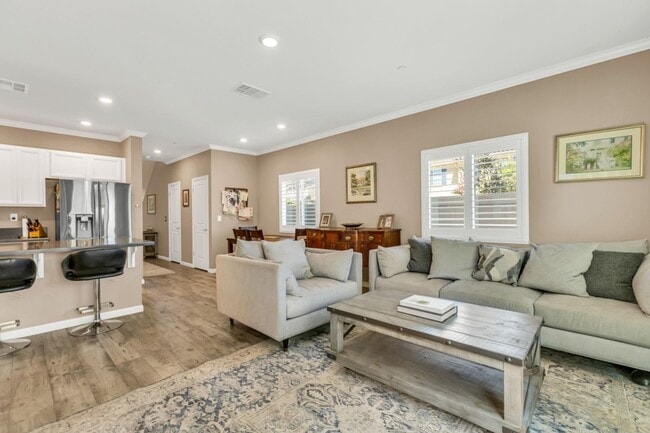 Building Photo - 4 bed / 3 bath | Upated Anatolia Home Avai...