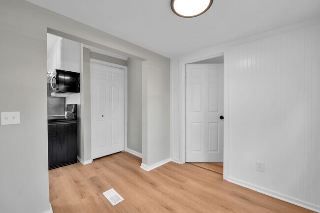 Building Photo - 4 bedrooms $2150