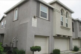 Building Photo - WELCOME HOME! Available 2 Bedroom 2 Bath Located in Elk Grove! Contact us today!!!
