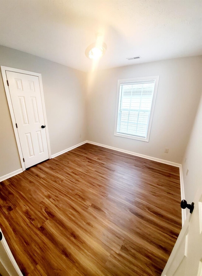 Building Photo - 213 Black Water Ln
