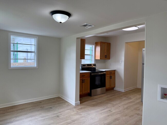 Building Photo - Fully Remodeled 3 Bedroom/1 Bathroom Home ...