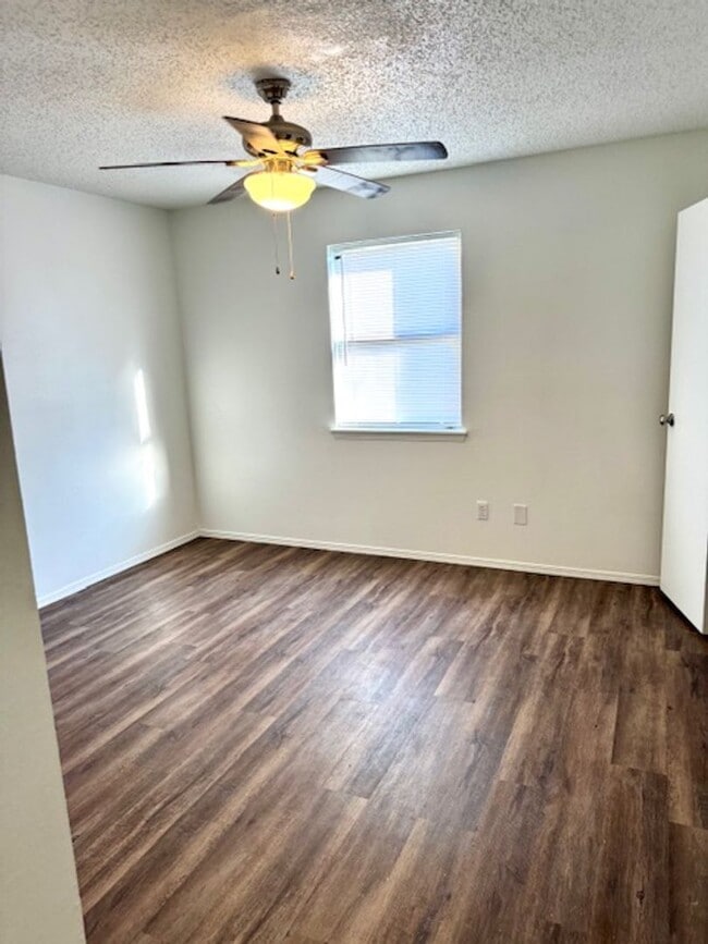 Building Photo - Very nice updated 2 bedroom / 2 bath Duple...