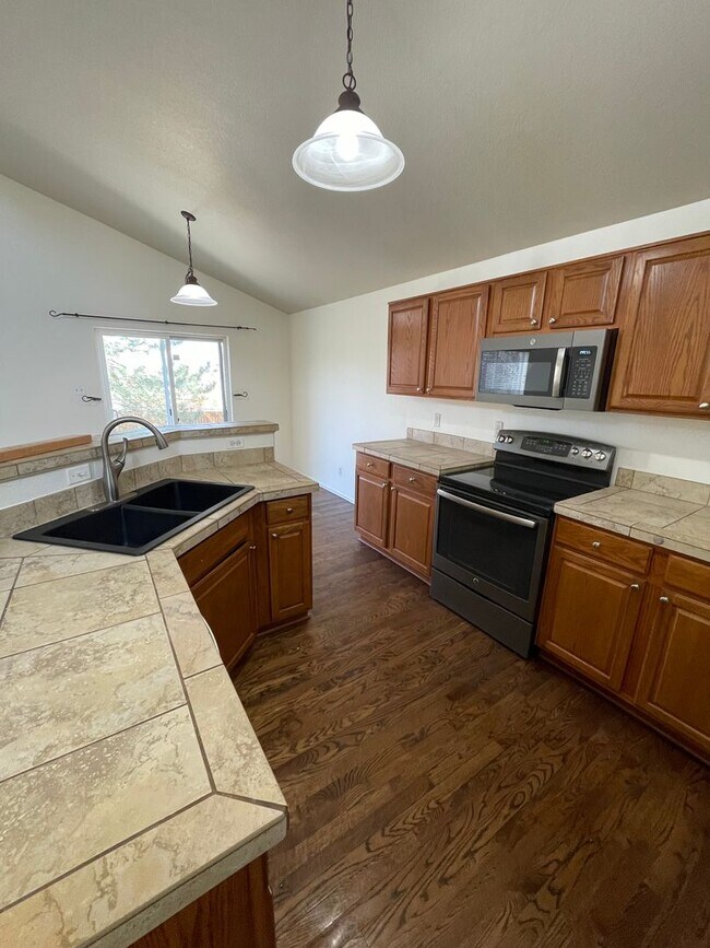 Building Photo - 4 Bedroom 3 Bathroom Home Available now!