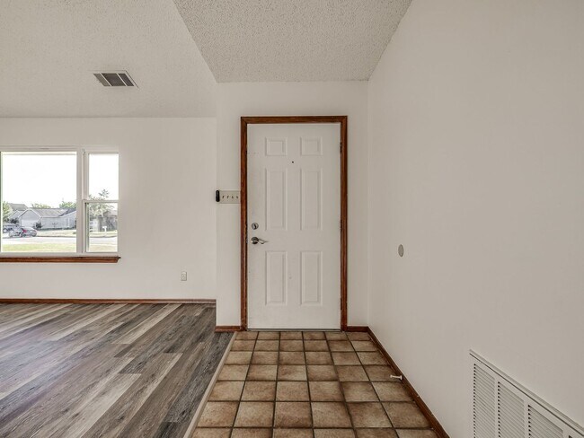 Building Photo - Move in discount / $800 first month rent