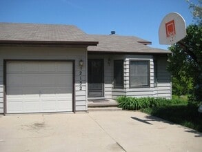 Building Photo - 4 Bedroom 2 Bath Duplex in Iowa City