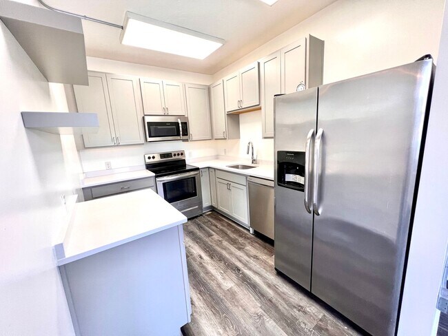 Building Photo - Beaver - Luxury 2 Bedroom, 1 Bathroom, located in downtown shopping district.