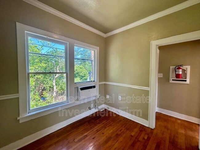 Building Photo - 320 College St