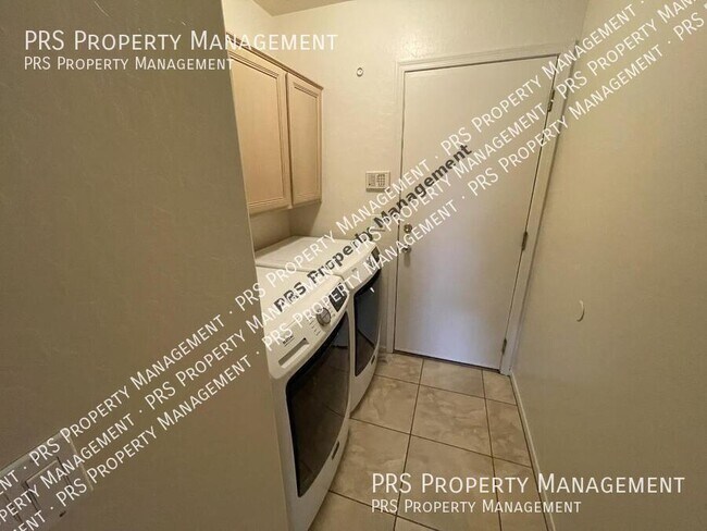 Building Photo - 1030 W Saragosa St