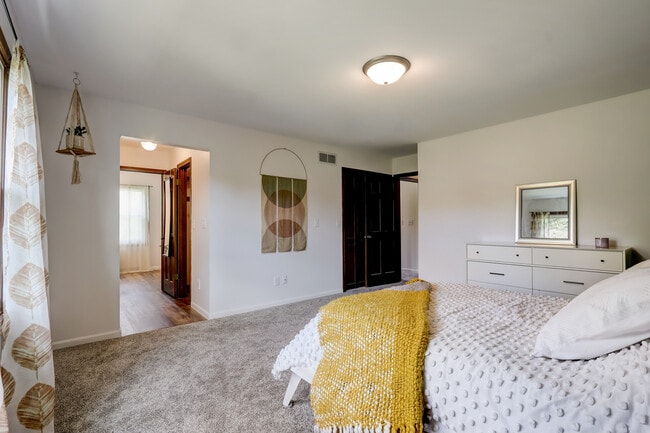 Building Photo - 16450 Dane Ct E