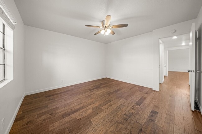 Building Photo - Large Renovated 3bed x 2.5bath Townhouse with Private Patio & 2-Car Garage