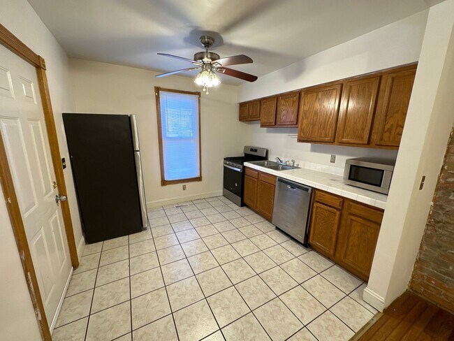 Building Photo - Highland 1557-1559 1557HSLLC