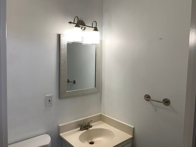 Building Photo - Gorgeous 3 BR/2 Full BA & 2 Half BA Waterf...