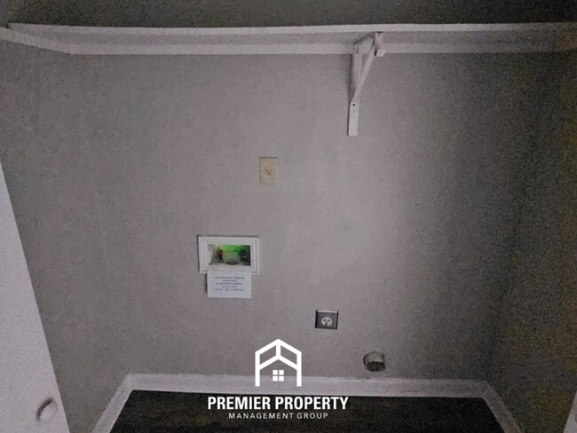 Building Photo - Spacious 3BR Memphis Home with Vaulted Ceilings, Fireplace & Fenced Backyard