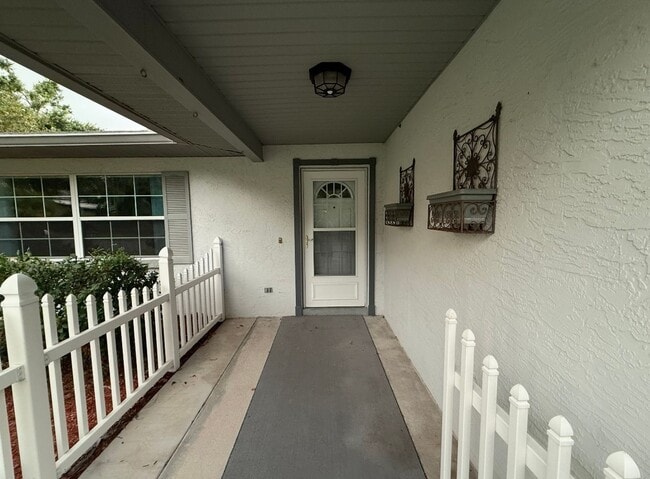 Building Photo - Charming 3/2- Heart of Zephyrhills