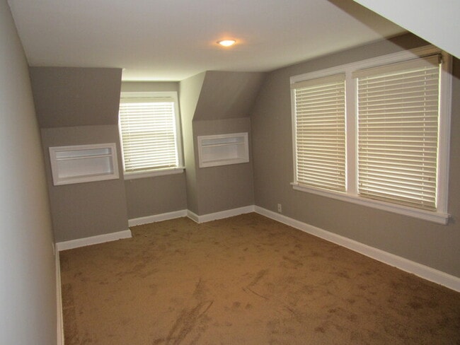 Building Photo - Cape Cod 3bed 1.5 bath in Westwood Hills, KS
