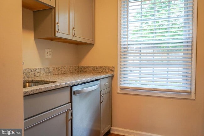 Building Photo - 8414 Penshurst Dr