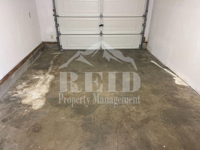 Building Photo - DUPLEX - 2 BED 1 BATH WITH 1 CAR GARAGE IN CENTRAL PORT ORCHARD!