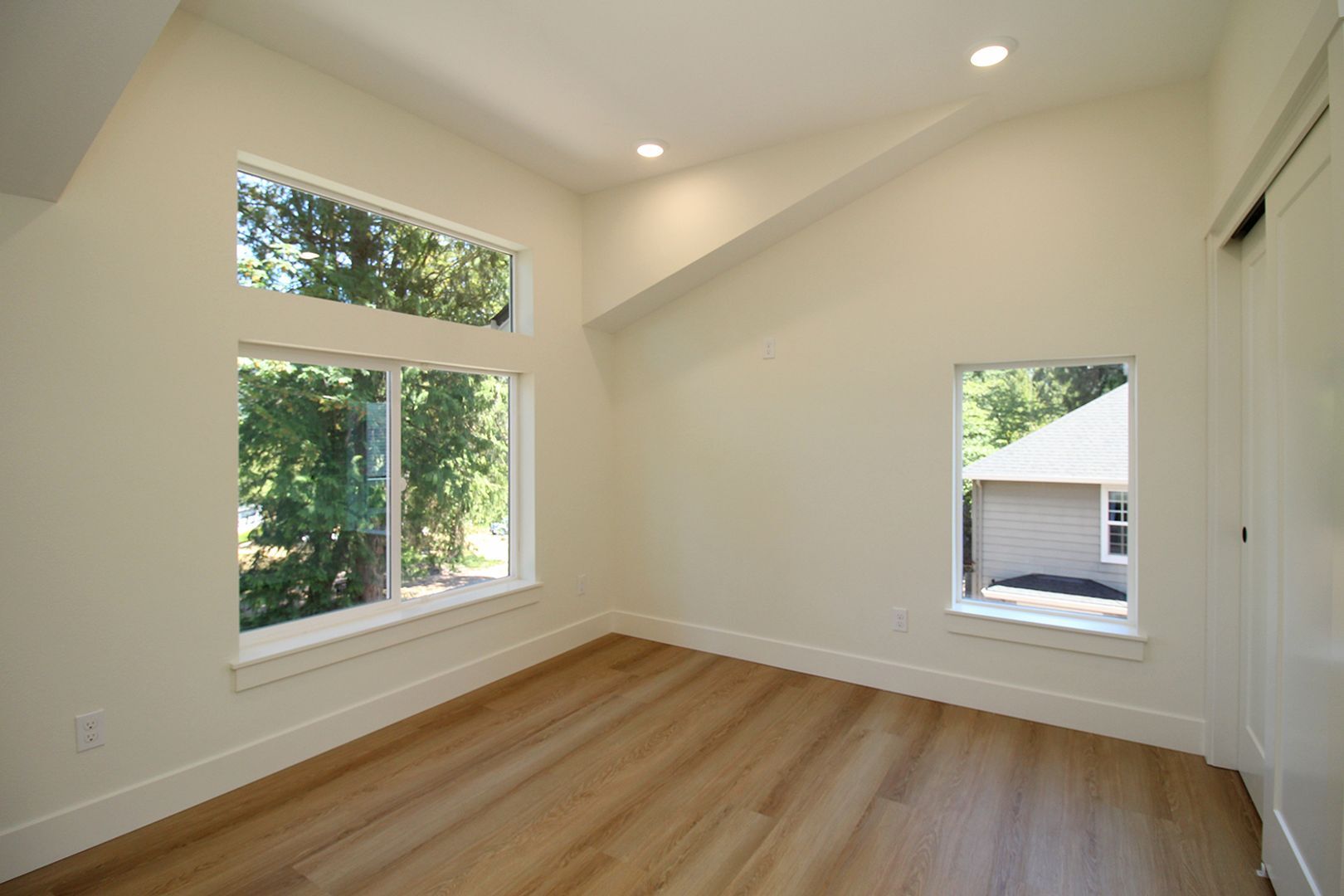 Building Photo - 4660-4660 SW Fairvale Ct